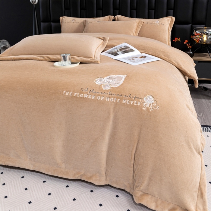 91家纺网 家纺一手货源 找家纺 优姿家纺 2025新款300克全消光牛奶蛋白蚕丝绒四件套 凯丽-米咖