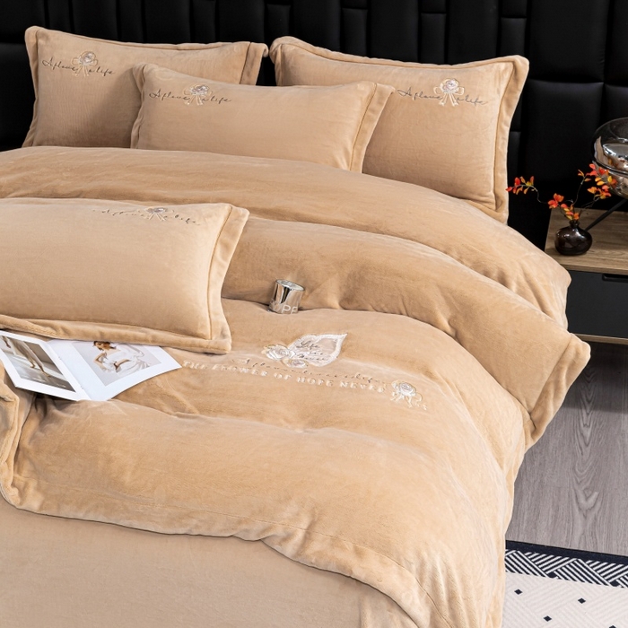 91家纺网 家纺一手货源 找家纺 优姿家纺 2025新款300克全消光牛奶蛋白蚕丝绒四件套 凯丽-米咖