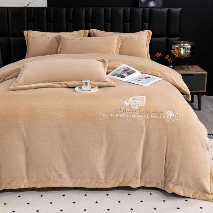 91家纺网 家纺一手货源 找家纺 优姿家纺 2025新款300克全消光牛奶蛋白蚕丝绒四件套 凯丽-米咖