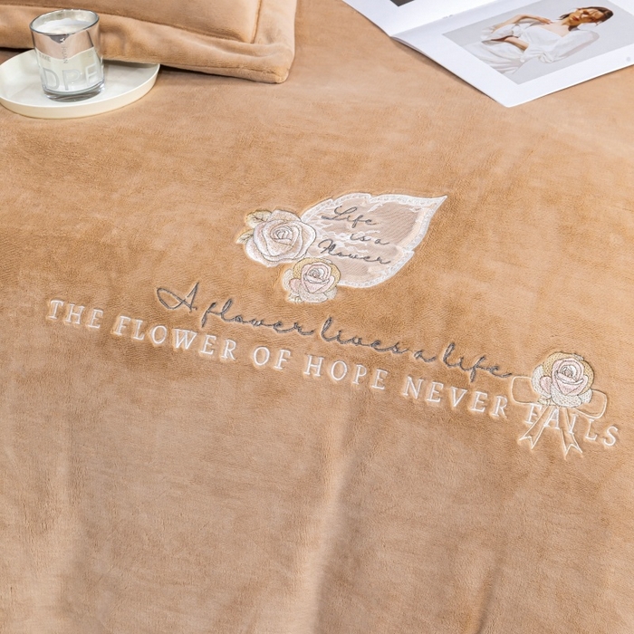 91家纺网 家纺一手货源 找家纺 优姿家纺 2025新款300克全消光牛奶蛋白蚕丝绒四件套 凯丽-米咖