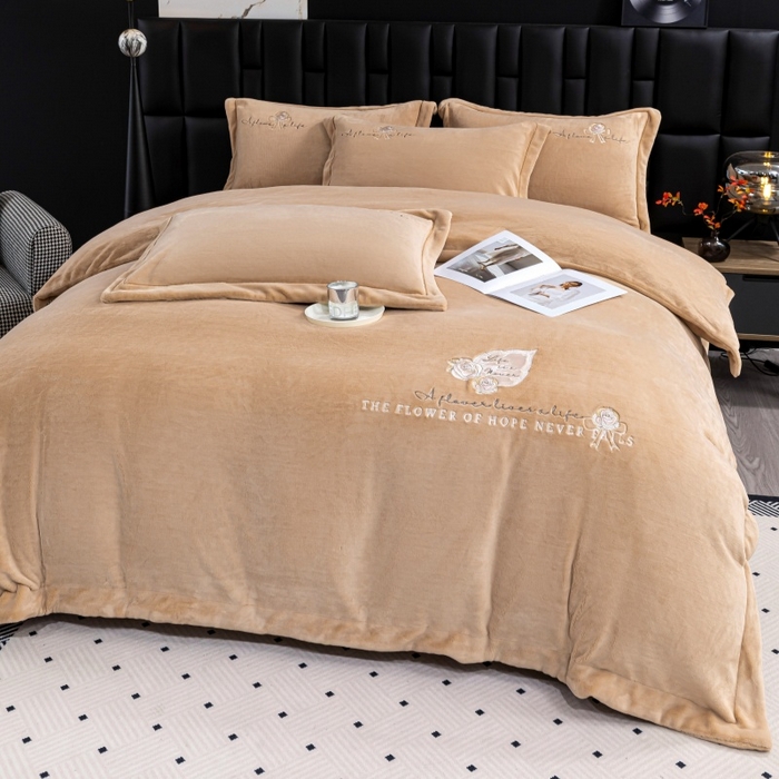 91家纺网 家纺一手货源 找家纺 优姿家纺 2025新款300克全消光牛奶蛋白蚕丝绒四件套 凯丽-米咖