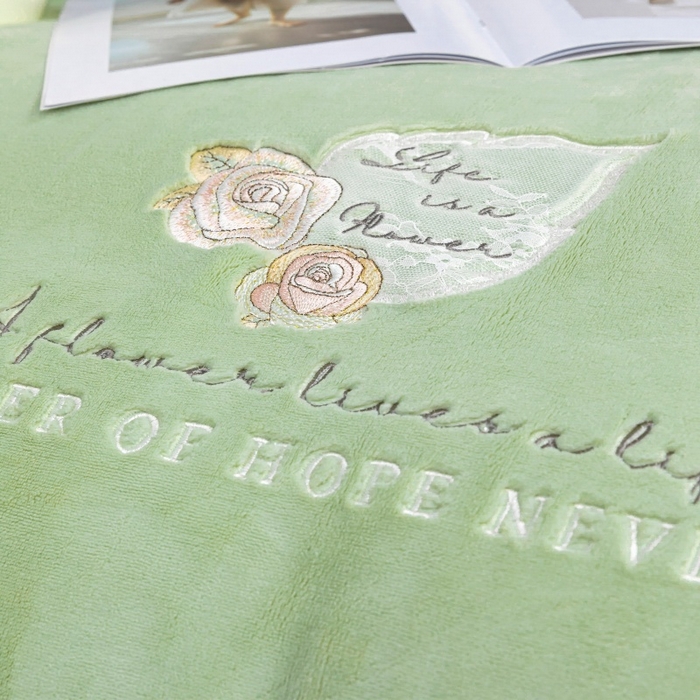 91家纺网 家纺一手货源 找家纺 优姿家纺 2025新款300克全消光牛奶蛋白蚕丝绒四件套 凯丽-抹茶绿