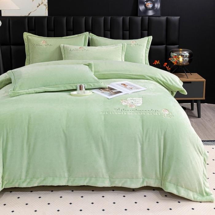 91家纺网 家纺一手货源 找家纺 优姿家纺 2025新款300克全消光牛奶蛋白蚕丝绒四件套 凯丽-抹茶绿