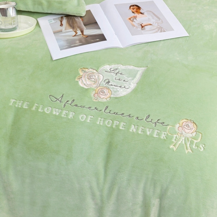 91家纺网 家纺一手货源 找家纺 优姿家纺 2025新款300克全消光牛奶蛋白蚕丝绒四件套 凯丽-抹茶绿