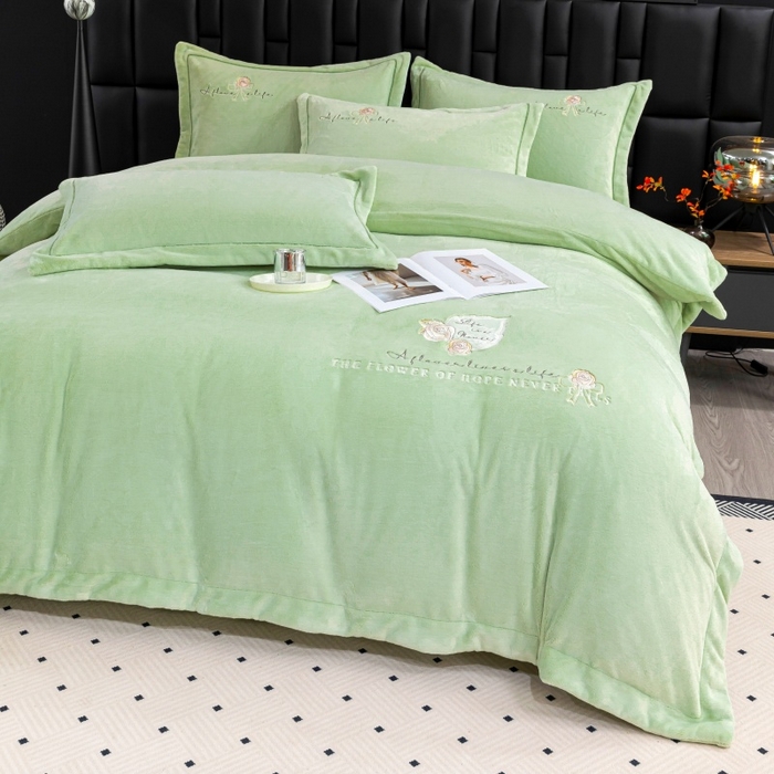 91家纺网 家纺一手货源 找家纺 优姿家纺 2025新款300克全消光牛奶蛋白蚕丝绒四件套 凯丽-抹茶绿