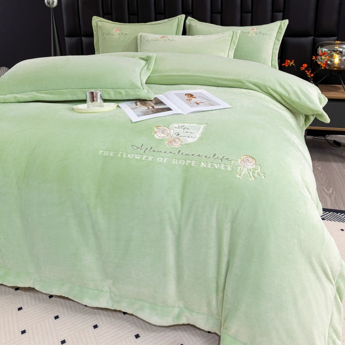 91家纺网 家纺一手货源 找家纺 优姿家纺 2025新款300克全消光牛奶蛋白蚕丝绒四件套 凯丽-抹茶绿