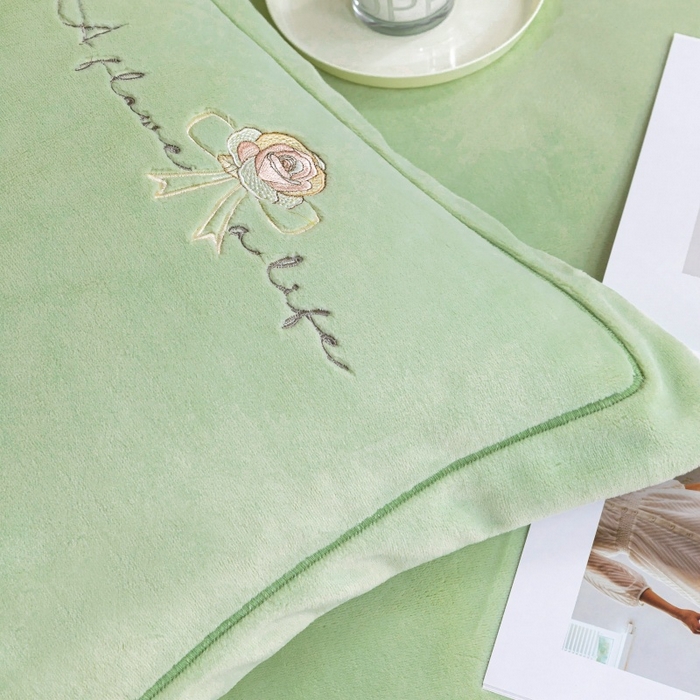 91家纺网 家纺一手货源 找家纺 优姿家纺 2025新款300克全消光牛奶蛋白蚕丝绒四件套 凯丽-抹茶绿