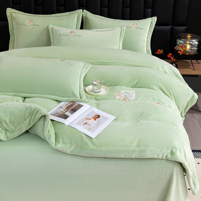 91家纺网 家纺一手货源 找家纺 优姿家纺 2025新款300克全消光牛奶蛋白蚕丝绒四件套 凯丽-抹茶绿