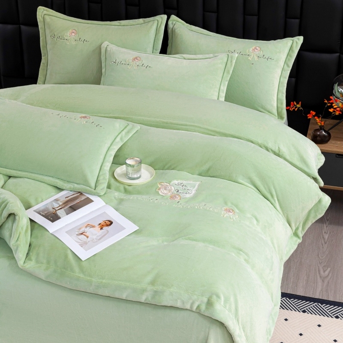 91家纺网 家纺一手货源 找家纺 优姿家纺 2025新款300克全消光牛奶蛋白蚕丝绒四件套 凯丽-抹茶绿