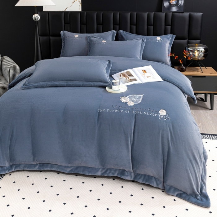 91家纺网 家纺一手货源 找家纺 优姿家纺 2025新款300克全消光牛奶蛋白蚕丝绒四件套 凯丽-深灰