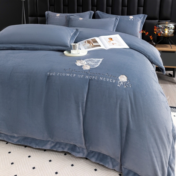 91家纺网 家纺一手货源 找家纺 优姿家纺 2025新款300克全消光牛奶蛋白蚕丝绒四件套 凯丽-深灰