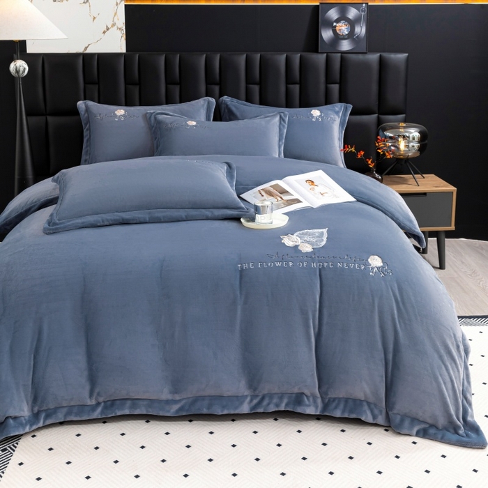 91家纺网 家纺一手货源 找家纺 优姿家纺 2025新款300克全消光牛奶蛋白蚕丝绒四件套 凯丽-深灰