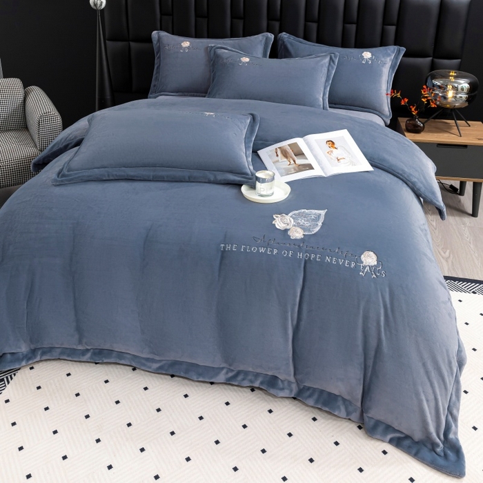 91家纺网 家纺一手货源 找家纺 优姿家纺 2025新款300克全消光牛奶蛋白蚕丝绒四件套 凯丽-深灰