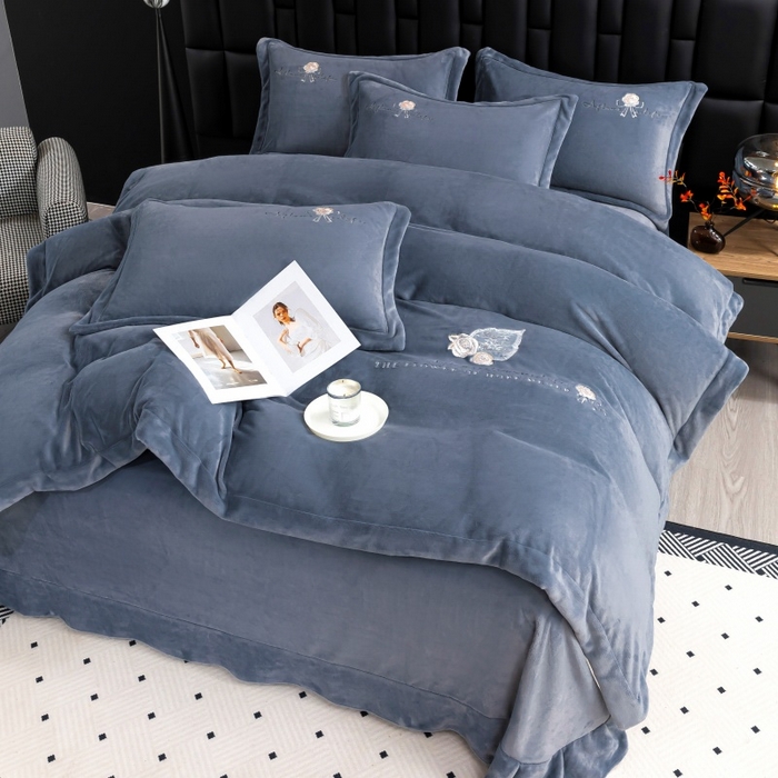 91家纺网 家纺一手货源 找家纺 优姿家纺 2025新款300克全消光牛奶蛋白蚕丝绒四件套 凯丽-深灰