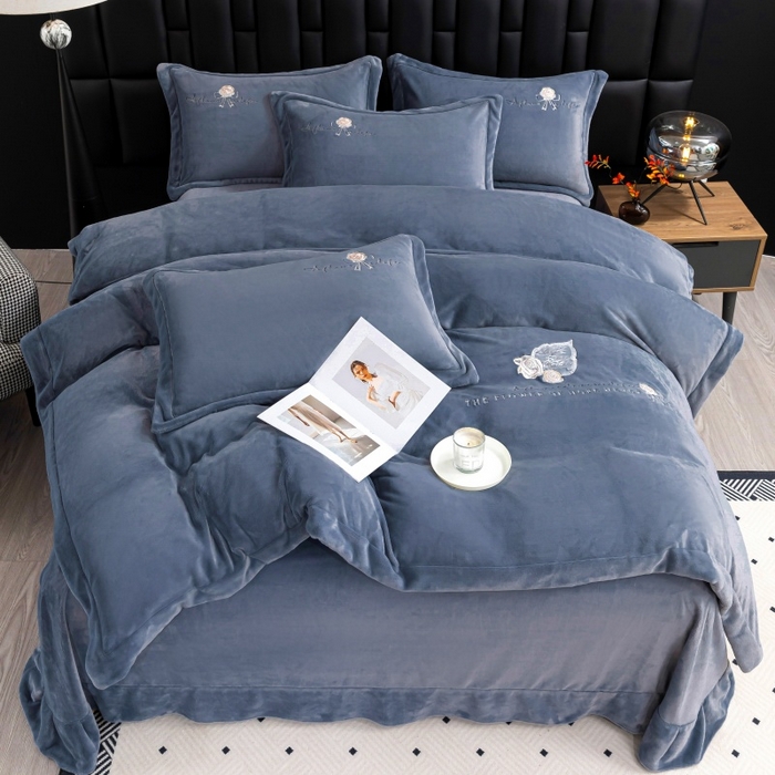 91家纺网 家纺一手货源 找家纺 优姿家纺 2025新款300克全消光牛奶蛋白蚕丝绒四件套 凯丽-深灰