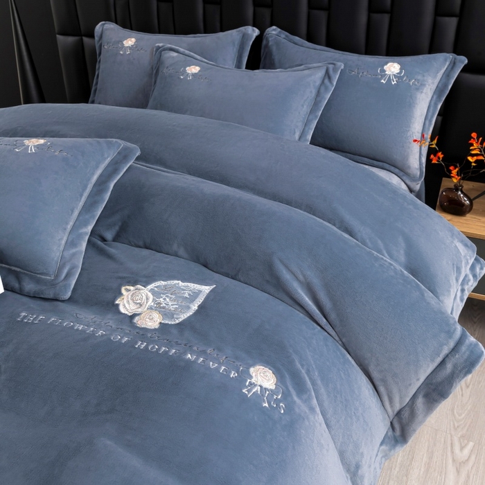 91家纺网 家纺一手货源 找家纺 优姿家纺 2025新款300克全消光牛奶蛋白蚕丝绒四件套 凯丽-深灰