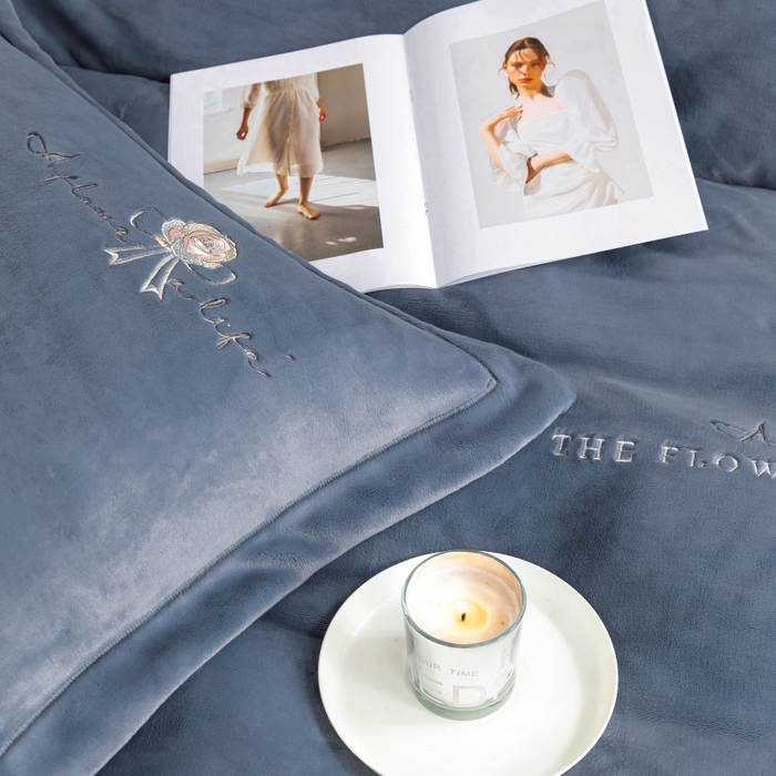 91家纺网 家纺一手货源 找家纺 优姿家纺 2025新款300克全消光牛奶蛋白蚕丝绒四件套 凯丽-深灰