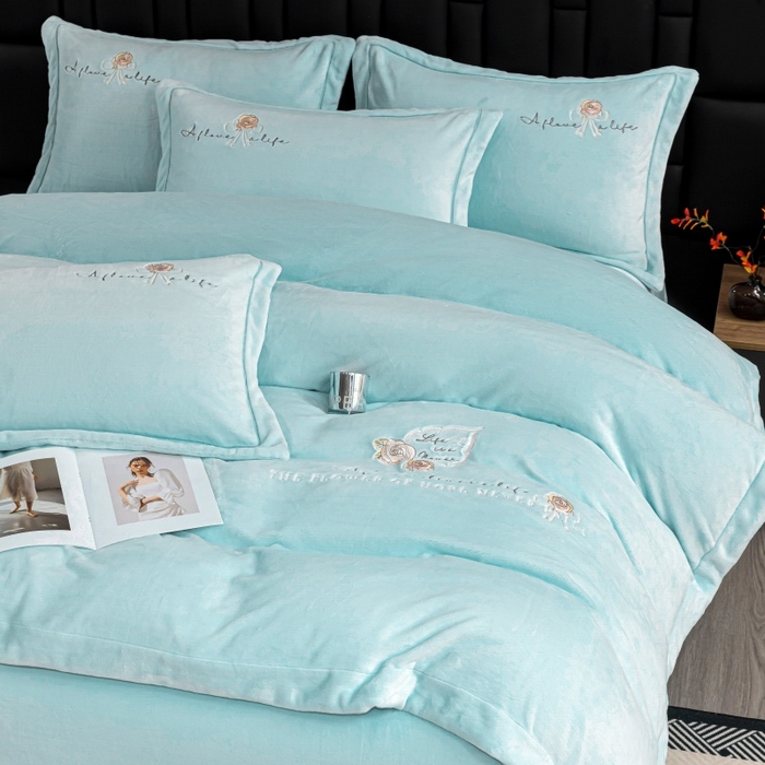 91家纺网 家纺一手货源 找家纺 优姿家纺 2025新款300克全消光牛奶蛋白蚕丝绒四件套 凯丽-水绿