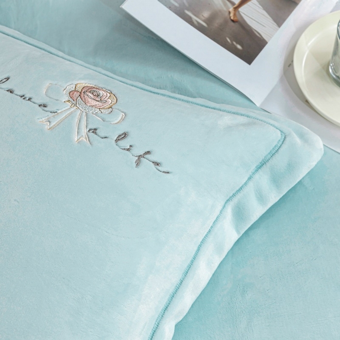 91家纺网 家纺一手货源 找家纺 优姿家纺 2025新款300克全消光牛奶蛋白蚕丝绒四件套 凯丽-水绿