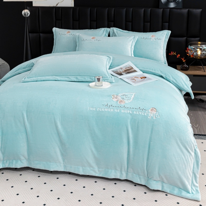 91家纺网 家纺一手货源 找家纺 优姿家纺 2025新款300克全消光牛奶蛋白蚕丝绒四件套 凯丽-水绿