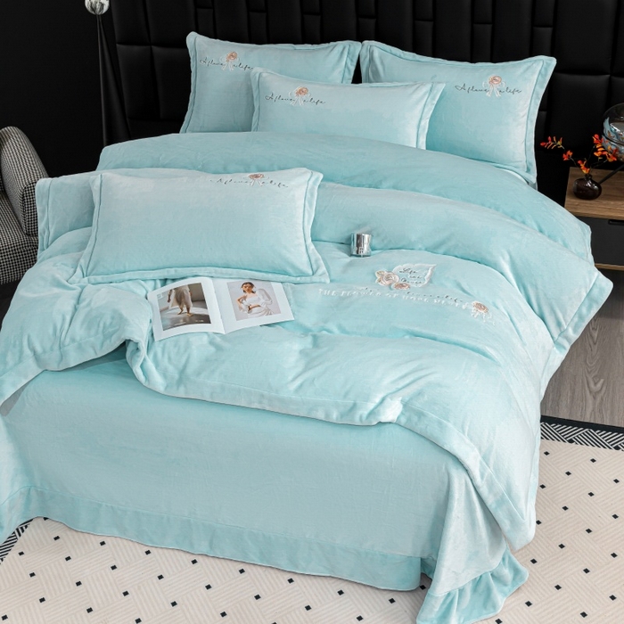 91家纺网 家纺一手货源 找家纺 优姿家纺 2025新款300克全消光牛奶蛋白蚕丝绒四件套 凯丽-水绿