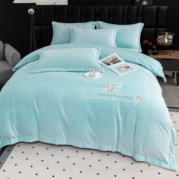 91家纺网 家纺一手货源 找家纺 优姿家纺 2025新款300克全消光牛奶蛋白蚕丝绒四件套 凯丽-水绿