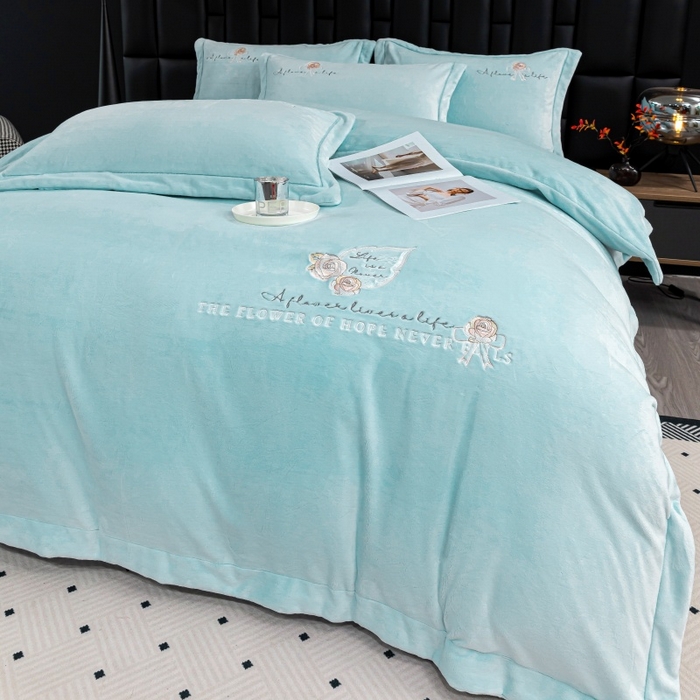 91家纺网 家纺一手货源 找家纺 优姿家纺 2025新款300克全消光牛奶蛋白蚕丝绒四件套 凯丽-水绿