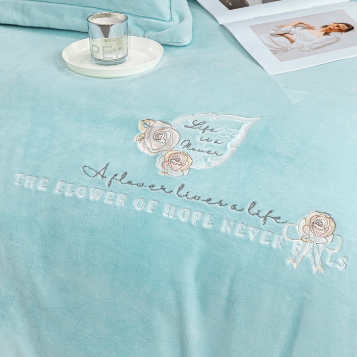 91家纺网 家纺一手货源 找家纺 优姿家纺 2025新款300克全消光牛奶蛋白蚕丝绒四件套 凯丽-水绿