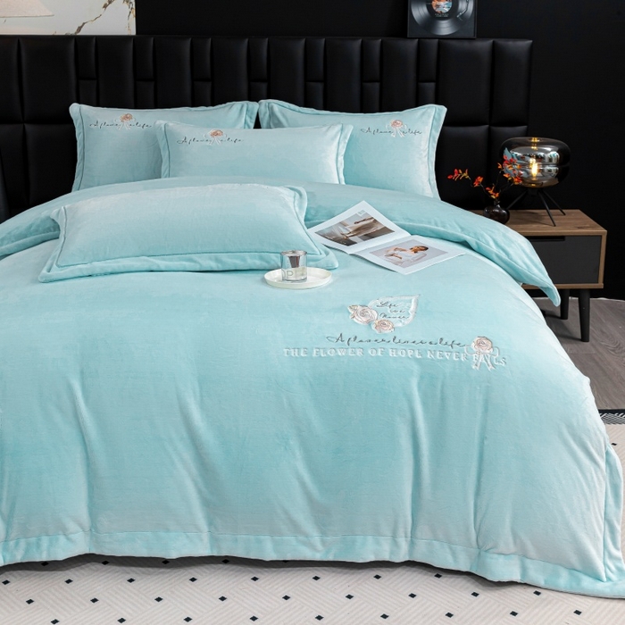 91家纺网 家纺一手货源 找家纺 优姿家纺 2025新款300克全消光牛奶蛋白蚕丝绒四件套 凯丽-水绿