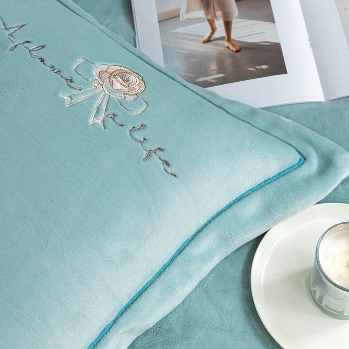 91家纺网 家纺一手货源 找家纺 优姿家纺 2025新款300克全消光牛奶蛋白蚕丝绒四件套 凯丽-天兰