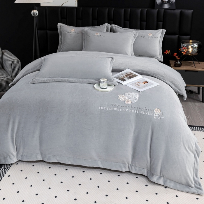 91家纺网 家纺一手货源 找家纺 优姿家纺 2025新款300克全消光牛奶蛋白蚕丝绒四件套 凯丽-雅典灰