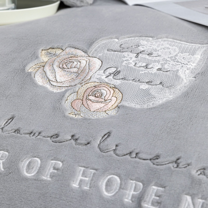 91家纺网 家纺一手货源 找家纺 优姿家纺 2025新款300克全消光牛奶蛋白蚕丝绒四件套 凯丽-雅典灰