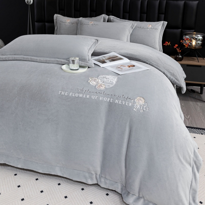 91家纺网 家纺一手货源 找家纺 优姿家纺 2025新款300克全消光牛奶蛋白蚕丝绒四件套 凯丽-雅典灰