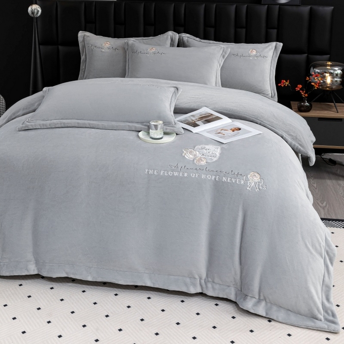 91家纺网 家纺一手货源 找家纺 优姿家纺 2025新款300克全消光牛奶蛋白蚕丝绒四件套 凯丽-雅典灰