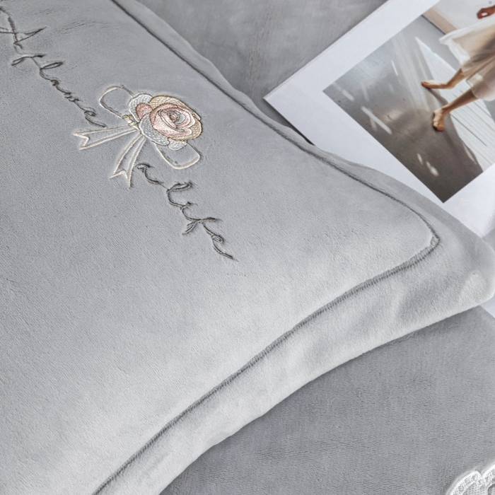 91家纺网 家纺一手货源 找家纺 优姿家纺 2025新款300克全消光牛奶蛋白蚕丝绒四件套 凯丽-雅典灰