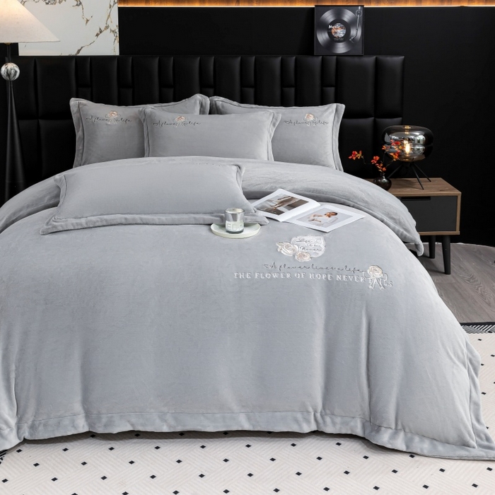 91家纺网 家纺一手货源 找家纺 优姿家纺 2025新款300克全消光牛奶蛋白蚕丝绒四件套 凯丽-雅典灰