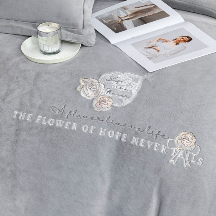 91家纺网 家纺一手货源 找家纺 优姿家纺 2025新款300克全消光牛奶蛋白蚕丝绒四件套 凯丽-雅典灰