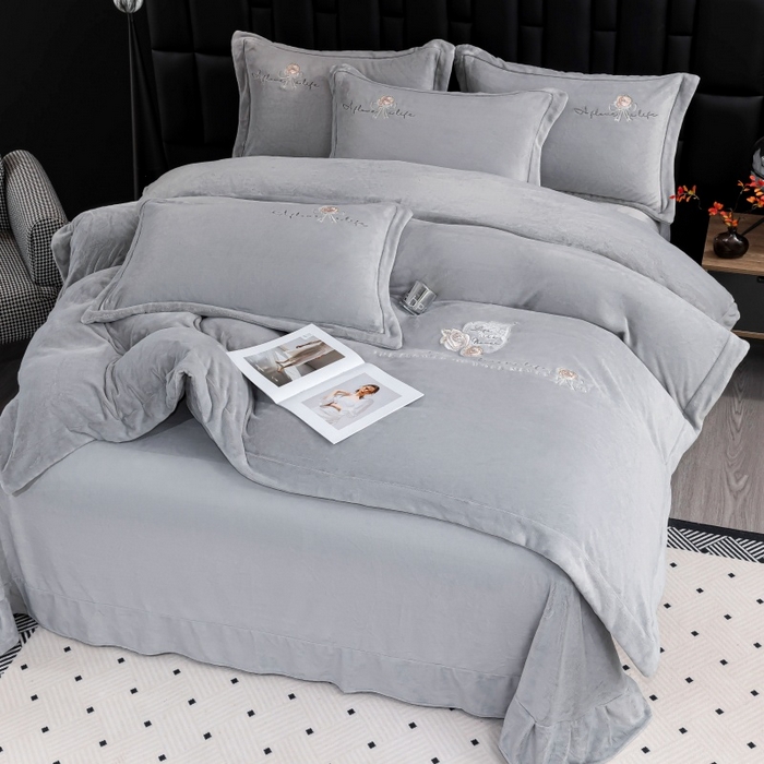 91家纺网 家纺一手货源 找家纺 优姿家纺 2025新款300克全消光牛奶蛋白蚕丝绒四件套 凯丽-雅典灰