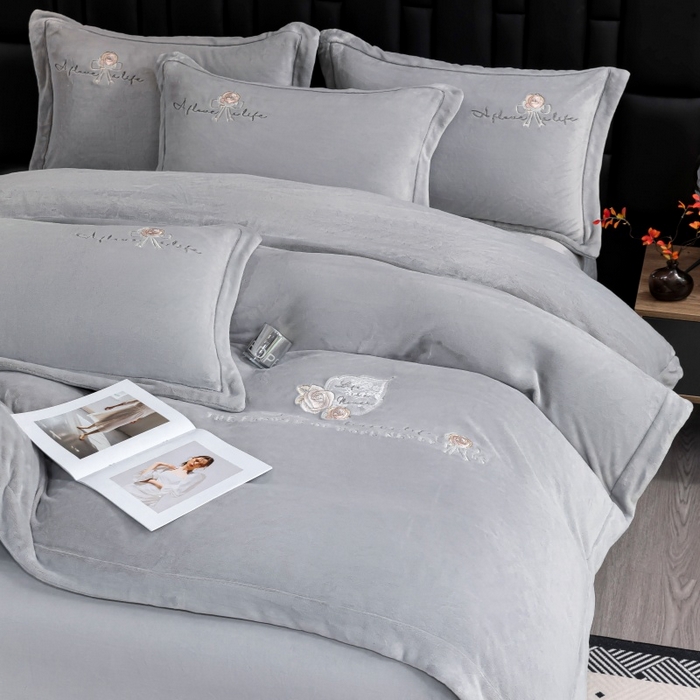 91家纺网 家纺一手货源 找家纺 优姿家纺 2025新款300克全消光牛奶蛋白蚕丝绒四件套 凯丽-雅典灰