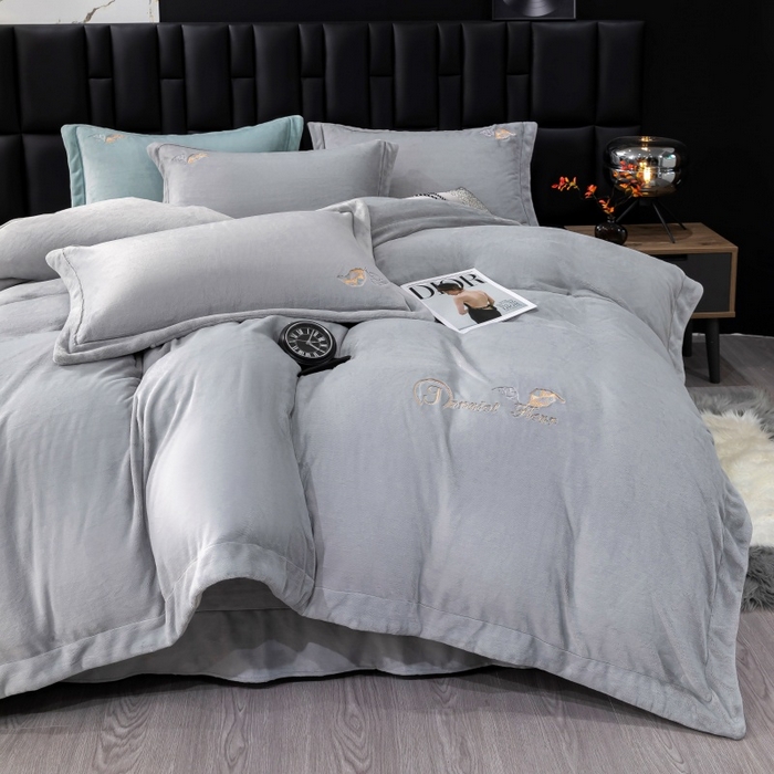 91家纺网 家纺一手货源 找家纺 优姿家纺 2025新款300克全消光牛奶蛋白蚕丝绒四件套 伊琳娜-典雅灰