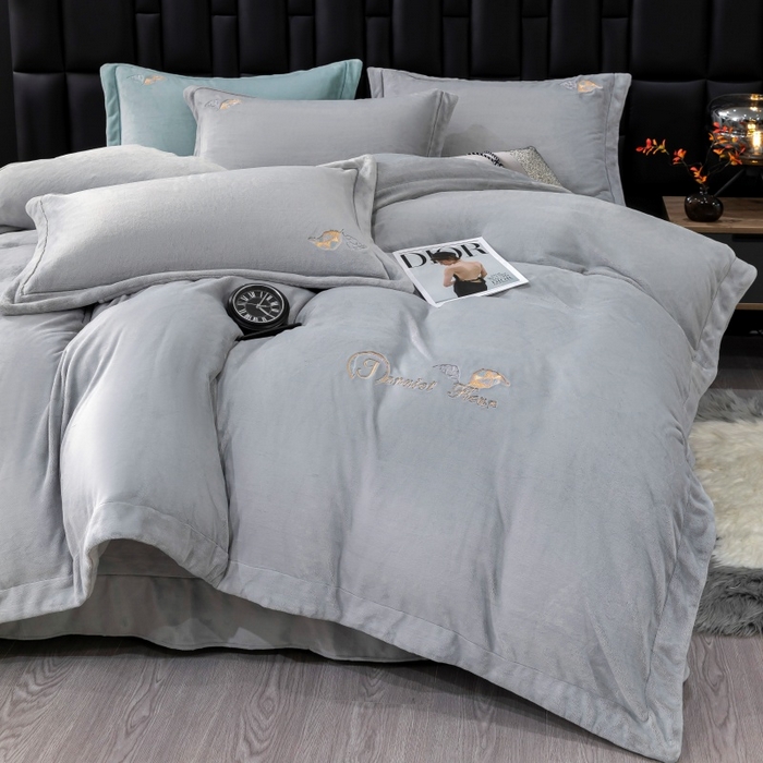 91家纺网 家纺一手货源 找家纺 优姿家纺 2025新款300克全消光牛奶蛋白蚕丝绒四件套 伊琳娜-典雅灰