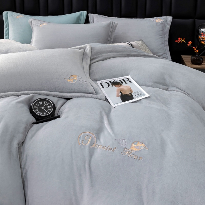 91家纺网 家纺一手货源 找家纺 优姿家纺 2025新款300克全消光牛奶蛋白蚕丝绒四件套 伊琳娜-典雅灰