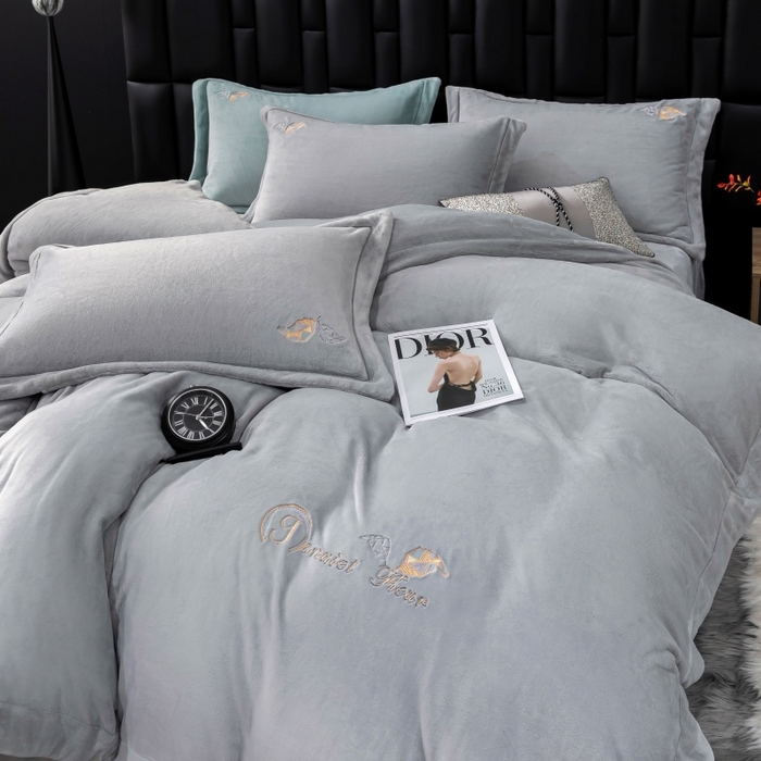 91家纺网 家纺一手货源 找家纺 优姿家纺 2025新款300克全消光牛奶蛋白蚕丝绒四件套 伊琳娜-典雅灰