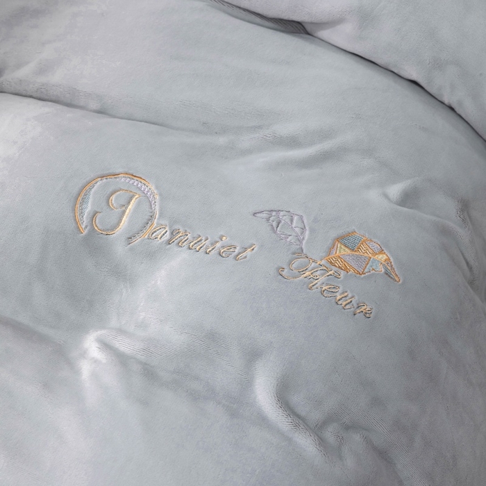 91家纺网 家纺一手货源 找家纺 优姿家纺 2025新款300克全消光牛奶蛋白蚕丝绒四件套 伊琳娜-典雅灰