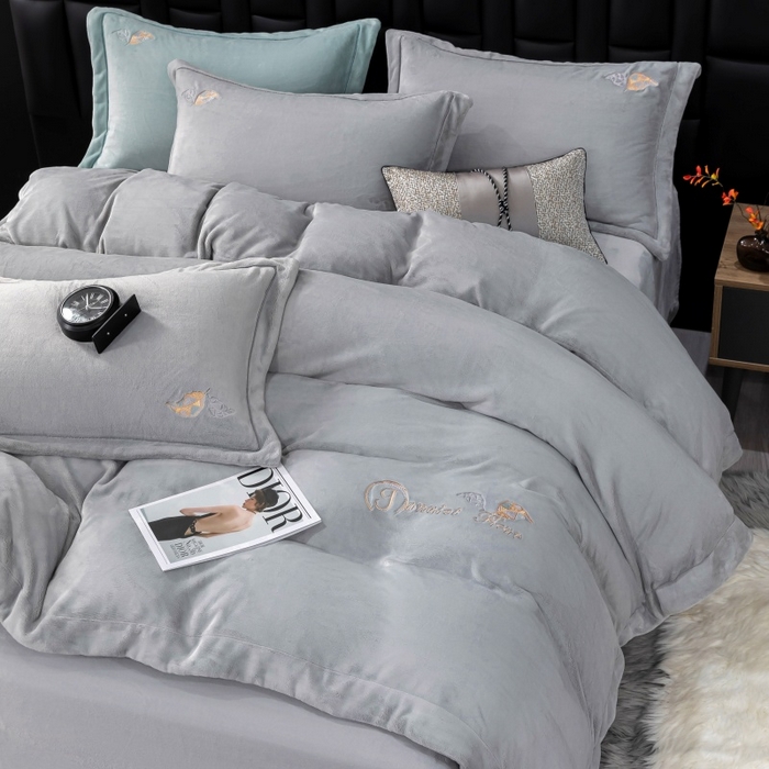 91家纺网 家纺一手货源 找家纺 优姿家纺 2025新款300克全消光牛奶蛋白蚕丝绒四件套 伊琳娜-典雅灰
