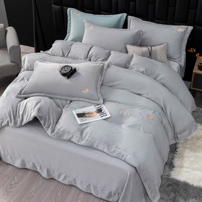 91家纺网 家纺一手货源 找家纺 优姿家纺 2025新款300克全消光牛奶蛋白蚕丝绒四件套 伊琳娜-典雅灰