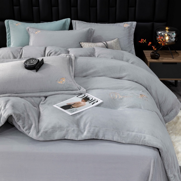 91家纺网 家纺一手货源 找家纺 优姿家纺 2025新款300克全消光牛奶蛋白蚕丝绒四件套 伊琳娜-典雅灰