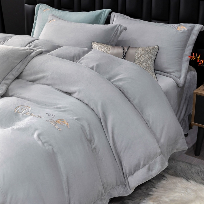 91家纺网 家纺一手货源 找家纺 优姿家纺 2025新款300克全消光牛奶蛋白蚕丝绒四件套 伊琳娜-典雅灰