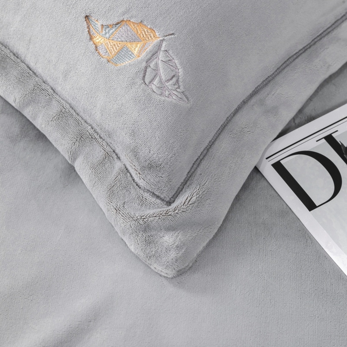 91家纺网 家纺一手货源 找家纺 优姿家纺 2025新款300克全消光牛奶蛋白蚕丝绒四件套 伊琳娜-典雅灰