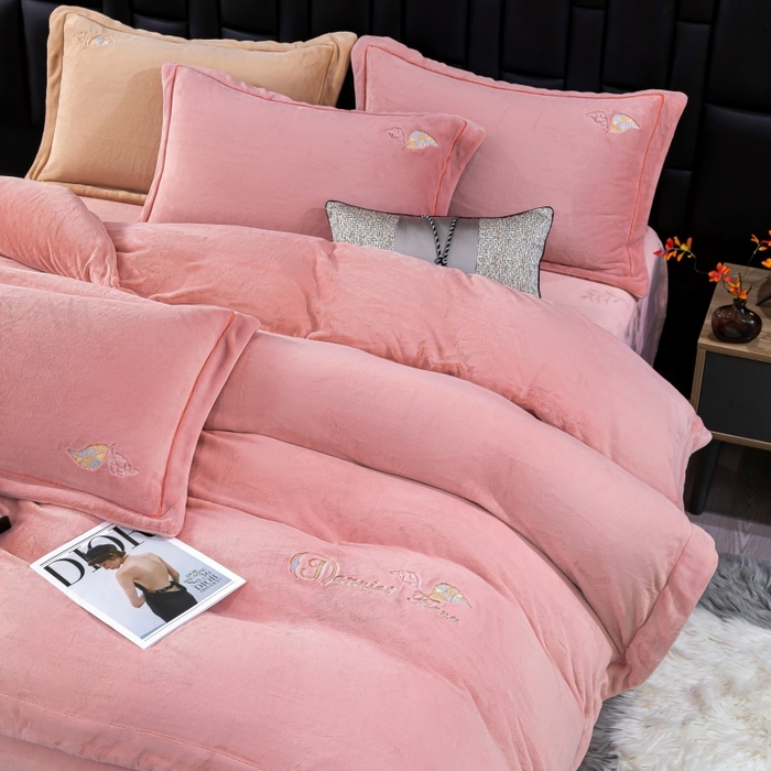 91家纺网 家纺一手货源 找家纺 优姿家纺 2025新款300克全消光牛奶蛋白蚕丝绒四件套 伊琳娜-豆沙红